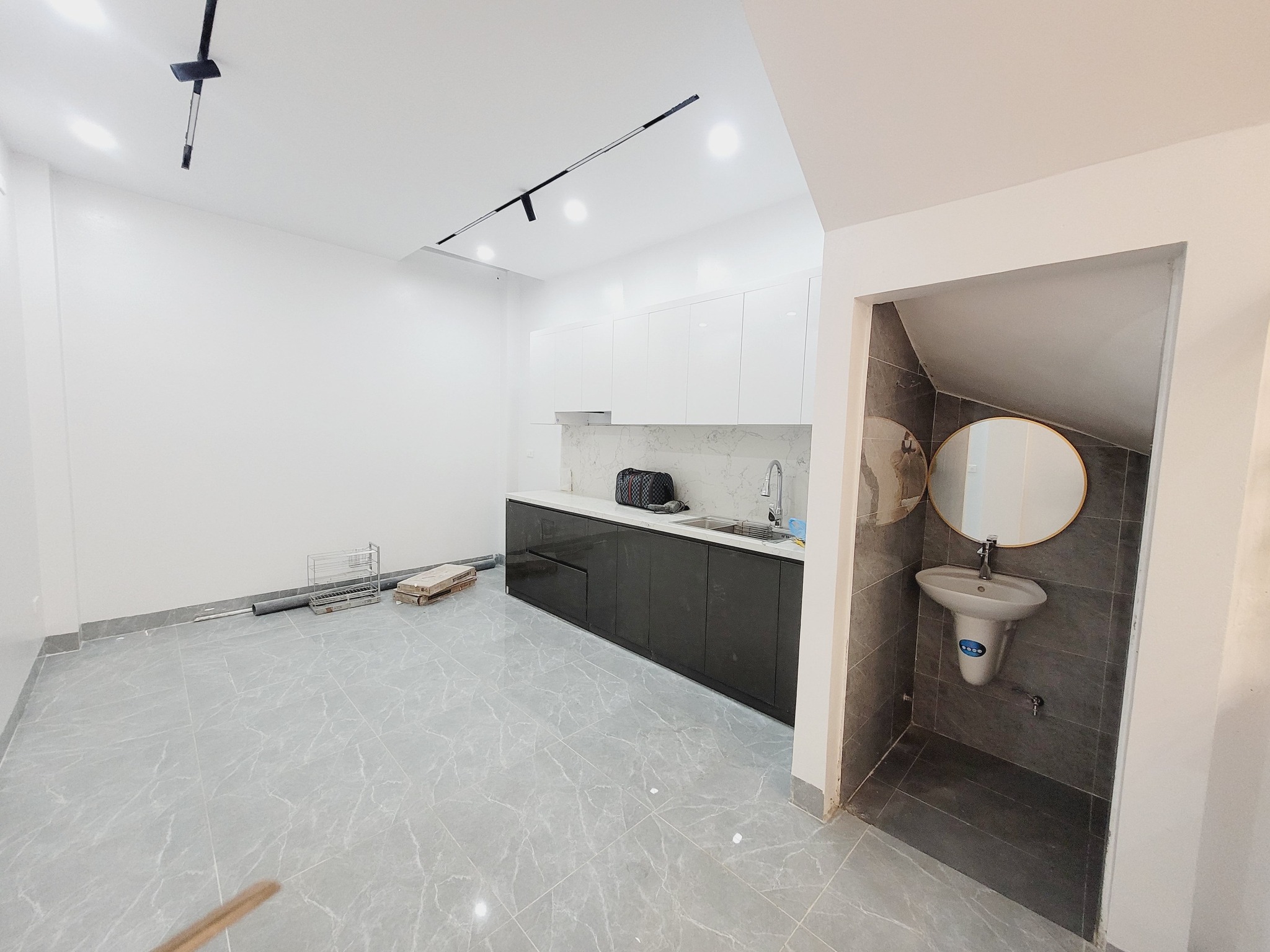 Bán nhà 5 tầng, ô tô đỗ cửa – Ngõ thẳng, cách phố Cầu Giấy chỉ 50m – Giá 15.5 tỷ - Ảnh 4